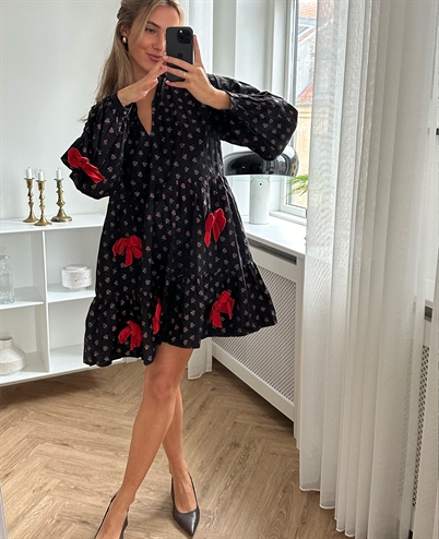 Sissel Edelbo Bow Organic Cotton Dress Black w. Red Roses - Shop Online Her